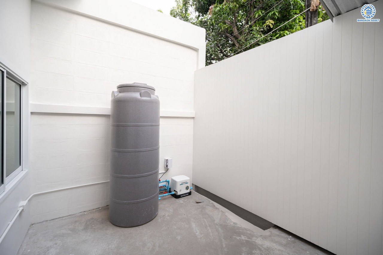 บ้านมือสองตกแต่งใหม่ โครงการ มิตรรุ่งเรือง จรัญสนิทวงศ์ เนื้อที่ 27 ตร.ว. ฟังก์ชัน 3 ห้องนอน 2 ห้องน้ำ จอดรถได้ 1 คัน บนทำเลศักยภาพ เชื่อมต่อหลายเส้นทาง ใกล้จุดขึ้นทางด่วน "ศรีรัช" และรถไฟฟ้าสายสีน้ำเงิน "สถานีไฟฉาย"